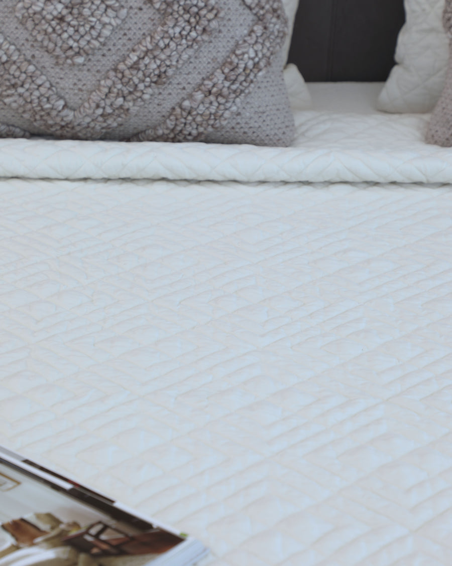 Quadro Cream Quilted Bedspread / Coverlet Set