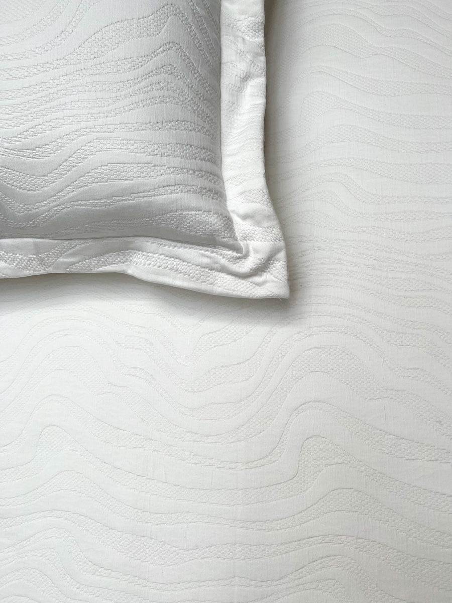 Swivel White Bedspread Set